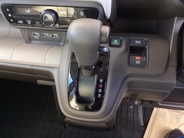 N-WGN Lホンダセンシング 純正ナビ フルセグ リアカメラ ETC装備 Bモニタ 誤発進抑制 LEDランプ シートヒータ オートライト DVD 横滑り防止機能 USBポート パーキングセンサー セキュリティアラーム キーフリー(14枚目)