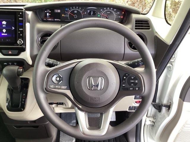 �n���h���̉E���ɂ���{�^���������N���[�Y�R���g���[���ł��B�A�N�Z���y�_���𓥂܂��ɐݒ葬�x���L�[�v�B�������H�ł̃h���C�u�����N�ɁB�܂��A���ɃI�[�f�B�I�����R���X�C�b�`������܂��B