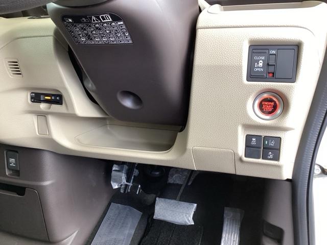 �����ɍ����ŕ֗��Ȃd�s�b������A�܂��A�֗��ȓd���X���C�h�h�A�A�������h���u�r�`�Ȃǂ̃X�C�b�`�́A�^�]�Ȃ̉E���A��̓͂��₷���ʒu�ɂ���܂��B