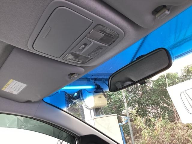 �܂Ԃ��������������炰��A�F�̃n�[�t�V�F�C�h�t�����g�E�B���h�E�����Ă��܂��B