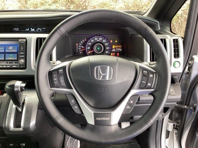 �{�v�n���h���̌��ɂ͂V���p�h���V�t�g������܂��B�w��ő��鎖�ŁA�}�j���A���Ԋ��o�̃V�t�g�`�F���W���y���߂܂��B�܂��A�E�ɃN���[�Y�R���g���[���A���ɃI�[�f�B�I�����R���X�C�b�`������܂��B