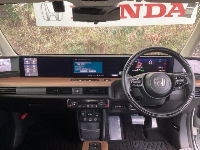 �t�����g�K���X���傫���A���C�h�Ȏ��E�ŉ^�]�����₷���Ȃ�悤�ɁA�݌v����Ă��܂��B