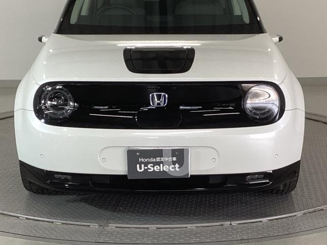 �u���b�N�A�E�g���ꂽ�O�����̒��Ƀw�b�h���C�g�⃌�[�_�[�̃��b�h�A�}���`�r���[�J�����V�X�e���Ȃǂ̋@�\���i���W��B��������Ƃ����f�U�C�����������܂����B