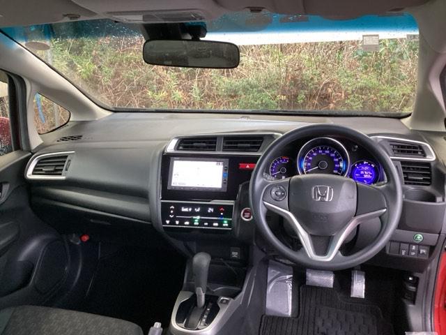 フィット １３Ｇ・Ｆパッケージコンフォートエディション　純正メモリナビ　衝突低減ブレーキ　ＥＴＣ　シティブレーキアクティブシステム　パワーウィンドウ　横滑り防止機能　キーレス　シートヒータ　インテリキー　地デジＴＶ　ＡＡＣ　ＴＶナビ　Ｉストップ　ＤＶＤ再生（2枚目）