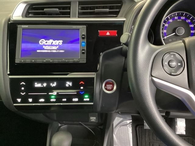 フィット １３Ｇ・Ｆパッケージコンフォートエディション　純正メモリナビ　衝突低減ブレーキ　ＥＴＣ　シティブレーキアクティブシステム　パワーウィンドウ　横滑り防止機能　キーレス　シートヒータ　インテリキー　地デジＴＶ　ＡＡＣ　ＴＶナビ　Ｉストップ　ＤＶＤ再生（3枚目）