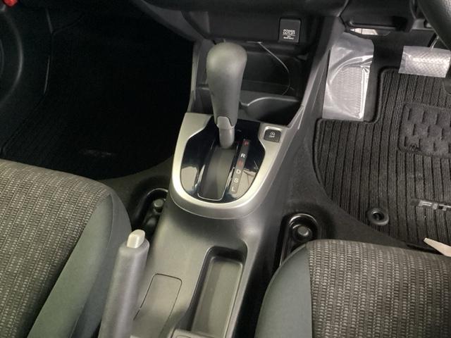 フィット １３Ｇ・Ｆパッケージコンフォートエディション　純正メモリナビ　衝突低減ブレーキ　ＥＴＣ　シティブレーキアクティブシステム　パワーウィンドウ　横滑り防止機能　キーレス　シートヒータ　インテリキー　地デジＴＶ　ＡＡＣ　ＴＶナビ　Ｉストップ　ＤＶＤ再生（13枚目）
