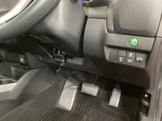 フィット １３Ｇ・Ｆパッケージコンフォートエディション　純正メモリナビ　衝突低減ブレーキ　ＥＴＣ　シティブレーキアクティブシステム　パワーウィンドウ　横滑り防止機能　キーレス　シートヒータ　インテリキー　地デジＴＶ　ＡＡＣ　ＴＶナビ　Ｉストップ　ＤＶＤ再生（15枚目）