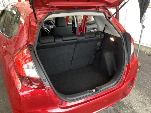 フィット １３Ｇ・Ｆパッケージコンフォートエディション　純正メモリナビ　衝突低減ブレーキ　ＥＴＣ　シティブレーキアクティブシステム　パワーウィンドウ　横滑り防止機能　キーレス　シートヒータ　インテリキー　地デジＴＶ　ＡＡＣ　ＴＶナビ　Ｉストップ　ＤＶＤ再生（18枚目）