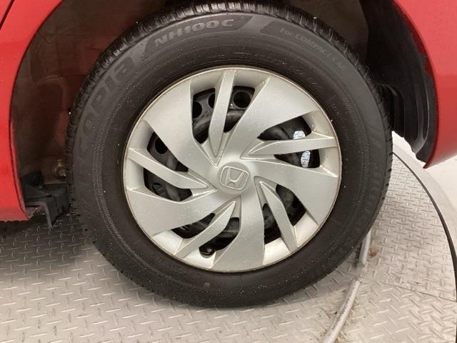 フィット １３Ｇ・Ｆパッケージコンフォートエディション　純正メモリナビ　衝突低減ブレーキ　ＥＴＣ　シティブレーキアクティブシステム　パワーウィンドウ　横滑り防止機能　キーレス　シートヒータ　インテリキー　地デジＴＶ　ＡＡＣ　ＴＶナビ　Ｉストップ　ＤＶＤ再生（21枚目）