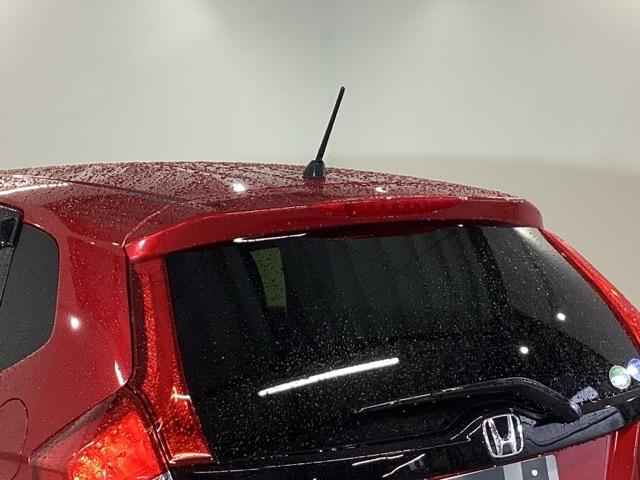 フィット １３Ｇ・Ｆパッケージコンフォートエディション　純正メモリナビ　衝突低減ブレーキ　ＥＴＣ　シティブレーキアクティブシステム　パワーウィンドウ　横滑り防止機能　キーレス　シートヒータ　インテリキー　地デジＴＶ　ＡＡＣ　ＴＶナビ　Ｉストップ　ＤＶＤ再生（28枚目）