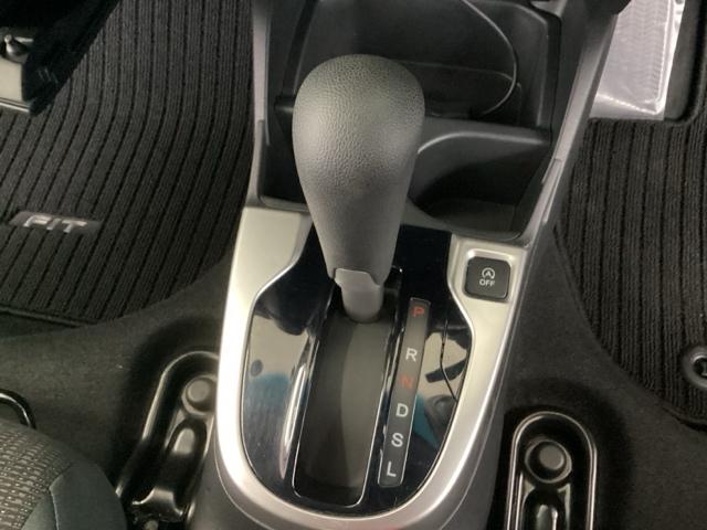 フィット １３Ｇ・Ｆパッケージコンフォートエディション　純正メモリナビ　衝突低減ブレーキ　ＥＴＣ　シティブレーキアクティブシステム　パワーウィンドウ　横滑り防止機能　キーレス　シートヒータ　インテリキー　地デジＴＶ　ＡＡＣ　ＴＶナビ　Ｉストップ　ＤＶＤ再生（38枚目）