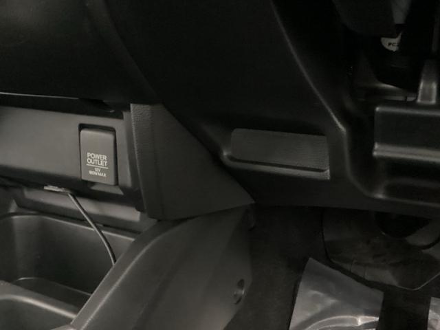 フィット １３Ｇ・Ｆパッケージコンフォートエディション　純正メモリナビ　衝突低減ブレーキ　ＥＴＣ　シティブレーキアクティブシステム　パワーウィンドウ　横滑り防止機能　キーレス　シートヒータ　インテリキー　地デジＴＶ　ＡＡＣ　ＴＶナビ　Ｉストップ　ＤＶＤ再生（45枚目）