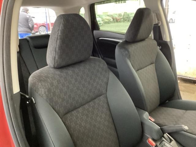 フィット １３Ｇ・Ｆパッケージコンフォートエディション　純正メモリナビ　衝突低減ブレーキ　ＥＴＣ　シティブレーキアクティブシステム　パワーウィンドウ　横滑り防止機能　キーレス　シートヒータ　インテリキー　地デジＴＶ　ＡＡＣ　ＴＶナビ　Ｉストップ　ＤＶＤ再生（54枚目）