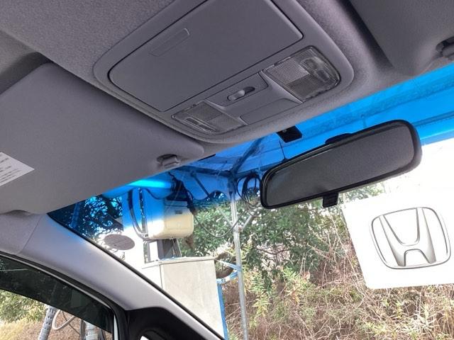 �܂Ԃ��������������炰��A�F�̃n�[�t�V�F�C�h�t�����g�E�B���h�E�����Ă��܂��B