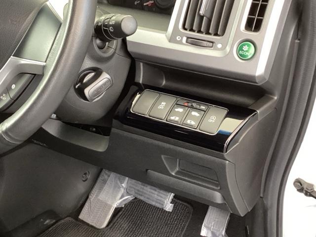 �d���X���C�h�h�A�A�R����悭����d�b�n�m�A�������h���u�r�`�Ȃǂ̃X�C�b�`�́A�^�]�Ȃ̉E���A��̓͂��₷���ʒu�ɂ���܂��B