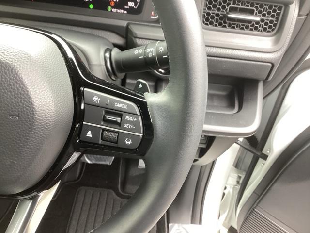 �X�e�A�����O�z�C�[���̉E�����N���[�Y�R���g���[���X�C�b�`�ł��B�A�N�Z���y�_���𓥂܂��Ɉ�葖�s���o����̂ŁA�������H�ł̑��s���O�b�Ɖ��K�ɂȂ�܂��B