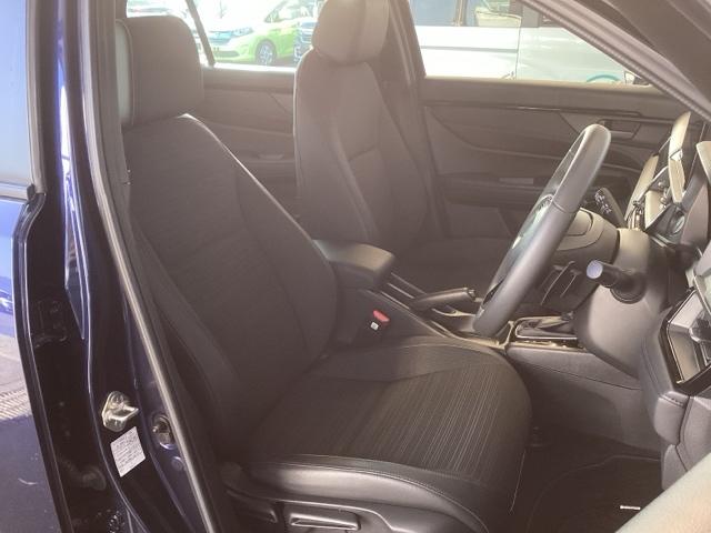 �^�]�Ȃ́A�傫�ȍ��ʂƕ�ݍ��ނ悤�Ȕw�����ꂪ�h���C�o�[�̐g�̑S�̂���������x���܂��B�㎿�ȃV�[�g�f�ނƍ���S�n�̂悢�N�b�V�������̗p���A�����Ԃ̉^�]��R�[�i�[�̑����������K�ł��B