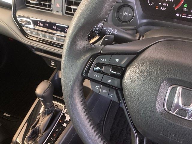 �X�e�A�����O���葤�ɃI�[�f�B�I�֘A�̃R���g���[���X�C�b�`��z�u���Ă��܂��B���쎞�͎�������炷���ƂȂ��^�]�ɏW���ł��܂��B