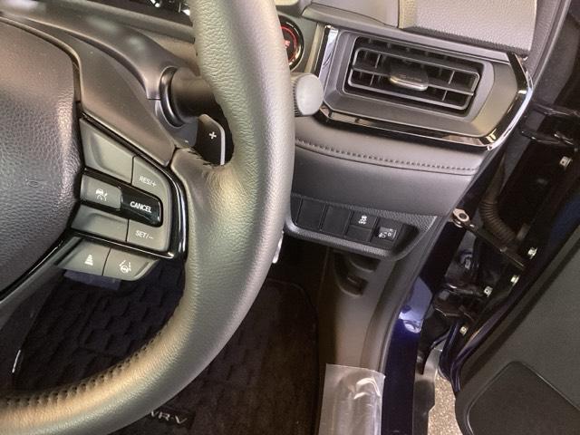 �X�e�A�����O�z�C�[���̉E�����N���[�Y�R���g���[���X�C�b�`�ł��B�A�N�Z���y�_���𓥂܂��Ɉ�葖�s���o����̂ŁA�������H�ł̑��s���O�b�Ɖ��K�ɂȂ�܂��B