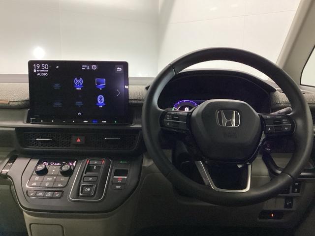 �z���_�����������[�i�r���ڂȂ̂ŁA�����ւ̃h���C�u�����C���������I�X�e�A�����O���葤�ɃI�[�f�B�I�֘A�̃R���g���[���X�C�b�`��z�u���Ă��܂��B���쎞�͎�������炷���ƂȂ��^�]�ɏW���ł��܂�