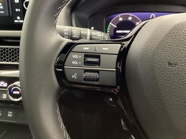 �X�e�A�����O���葤�̓I�[�f�B�I�֘A�̑���X�C�b�`�ł��B��������炷���ƂȂ��^�]�ɏW���ł��܂�