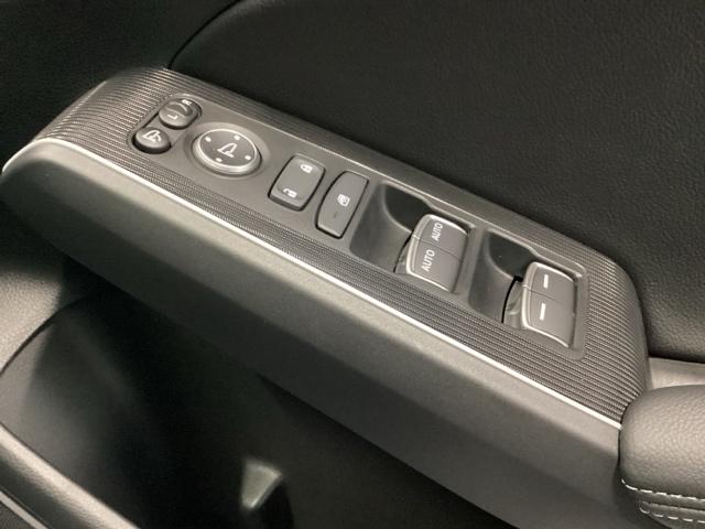 �d���i�[�������R���h�A�~���[�ƁA�p���[�E�B���h�E�}�X�^�[�X�C�b�`���͉^�]�ȃh�A�ɂ���܂��B