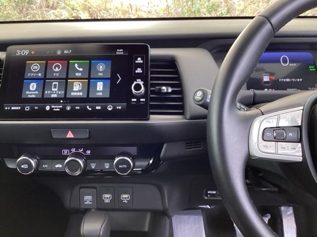 �z���_�����������[�i�r���ڂȂ̂ŁA�����ւ̃h���C�u�����C���������I�X�e�A�����O���葤�ɃI�[�f�B�I�֘A�̃R���g���[���X�C�b�`��z�u���Ă��܂��B���쎞�͎�������炷���ƂȂ��^�]�ɏW���ł��܂�