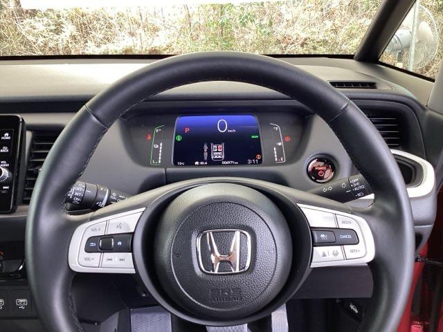 �X�e�A�����O�E�葤�Ɉ��S�^�]�x���@�\�̃z���_�Z���V���O���R���g���[������X�C�b�`�A���葤�ɃI�[�f�B�I�֘A�̃R���g���[���X�C�b�`��z�u�A��������炷���ƂȂ��^�]�ɏW���ł��܂�