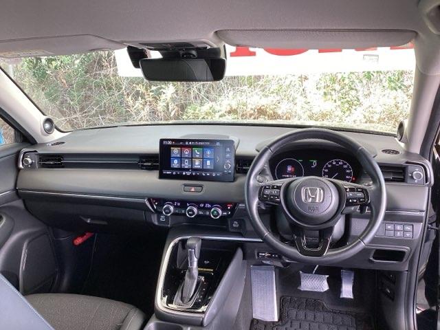 ヴェゼル ｅ：ＨＥＶＺ　メモリーナビ　ＥＴＣ　ドラレコ　リアカメラ　スマートキー＆プッシュスタート　サイドＳＲＳ　イモビ　地デジ　Ｂカメ　キーレスエントリー　Ｃソナー　ＵＳＢポート　ＰＳ　ＬＥＤライト　シートヒータ　ＡＡＣ（2枚目）