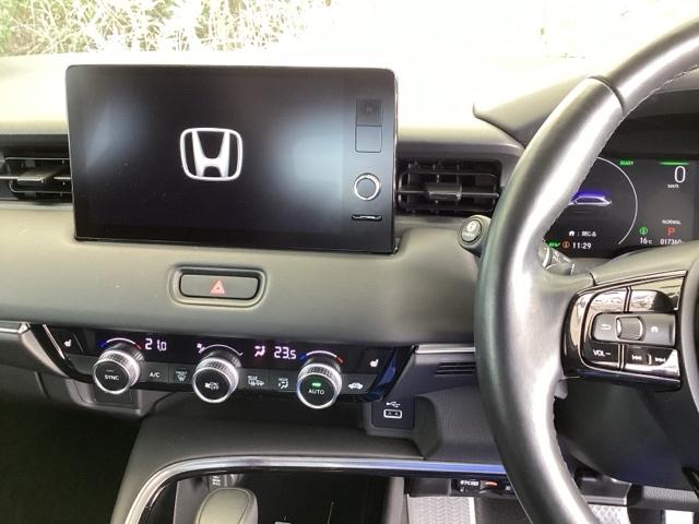 ヴェゼル ｅ：ＨＥＶＺ　メモリーナビ　ＥＴＣ　ドラレコ　リアカメラ　スマートキー＆プッシュスタート　サイドＳＲＳ　イモビ　地デジ　Ｂカメ　キーレスエントリー　Ｃソナー　ＵＳＢポート　ＰＳ　ＬＥＤライト　シートヒータ　ＡＡＣ（6枚目）