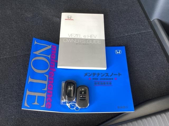 ヴェゼル ｅ：ＨＥＶＺ　メモリーナビ　ＥＴＣ　ドラレコ　リアカメラ　スマートキー＆プッシュスタート　サイドＳＲＳ　イモビ　地デジ　Ｂカメ　キーレスエントリー　Ｃソナー　ＵＳＢポート　ＰＳ　ＬＥＤライト　シートヒータ　ＡＡＣ（19枚目）