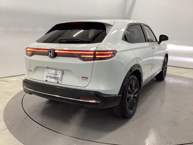 ヴェゼル ｅ：ＨＥＶＲＳ　ＨｏｎｄａＣＯＮＮＥＣＴディスプレイ　ＬＥＤヘッドランプ　オートライト　オートクルーズコントロール　オートエアコン　パーキングセンサー　誤発進抑制機能　Ｂカメラ　ＵＳＢ　スマートキー　フルセグ　ＥＴＣ（7枚目）