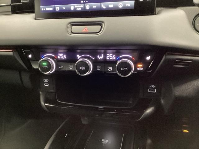 ヴェゼル ｅ：ＨＥＶＲＳ　ＨｏｎｄａＣＯＮＮＥＣＴディスプレイ　ＬＥＤヘッドランプ　オートライト　オートクルーズコントロール　オートエアコン　パーキングセンサー　誤発進抑制機能　Ｂカメラ　ＵＳＢ　スマートキー　フルセグ　ＥＴＣ（12枚目）