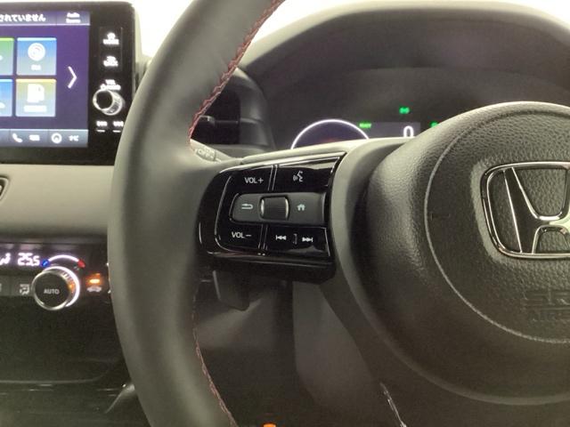 ヴェゼル ｅ：ＨＥＶＲＳ　ＨｏｎｄａＣＯＮＮＥＣＴディスプレイ　ＬＥＤヘッドランプ　オートライト　オートクルーズコントロール　オートエアコン　パーキングセンサー　誤発進抑制機能　Ｂカメラ　ＵＳＢ　スマートキー　フルセグ　ＥＴＣ（14枚目）