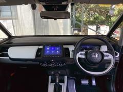 フロントガラスが大きく、ワイドな視界で運転もしやすくなるように、設計されています。 3