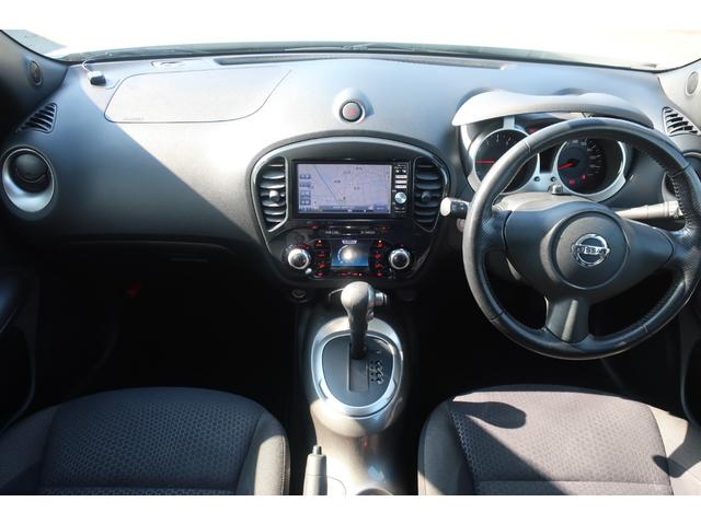 ジューク １５ＲＸ　タイプＶ　純正ナビ　地デジＴＶ　Ｂｌｕｅｔｏｏｔｈ　バックカメラ　ＤＶＤ再生　ＥＴＣ　社外１８インチＡＷ　車高調ローダウン　インテリジェントキー　オートライト　オートエアコン　電動格納ドアミラー（9枚目）