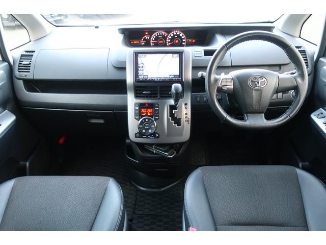 ヴォクシー 　特別仕様車　両側パワスラ　１０．２型後席モニター　ビッグＸ８型ナビ　地デジＴＶ　Ｂｌｕｅｔｏｏｔｈ　バックカメラ　ＤＶＤビデオ　ＥＴＣ　プッシュスタート　スペアキー　リア＆オートエアコン　オートライト（9枚目）