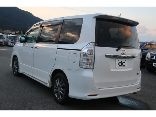 ヴォクシー 　特別仕様車　両側パワスラ　１０．２型後席モニター　ビッグＸ８型ナビ　地デジＴＶ　Ｂｌｕｅｔｏｏｔｈ　バックカメラ　ＤＶＤビデオ　ＥＴＣ　プッシュスタート　スペアキー　リア＆オートエアコン　オートライト（16枚目）