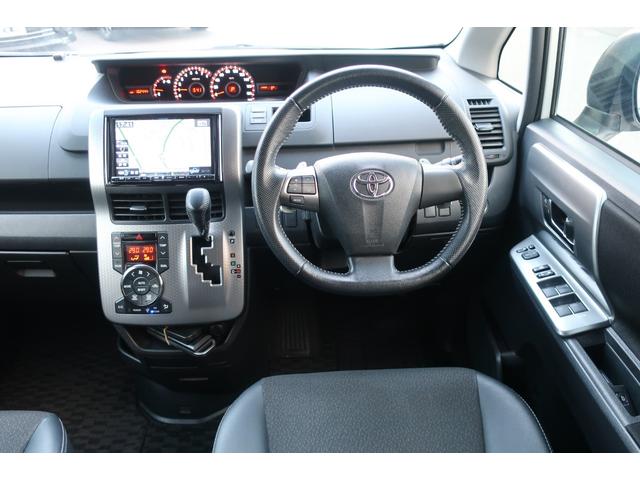 ヴォクシー 　特別仕様車　両側パワスラ　１０．２型後席モニター　ビッグＸ８型ナビ　地デジＴＶ　Ｂｌｕｅｔｏｏｔｈ　バックカメラ　ＤＶＤビデオ　ＥＴＣ　プッシュスタート　スペアキー　リア＆オートエアコン　オートライト（17枚目）