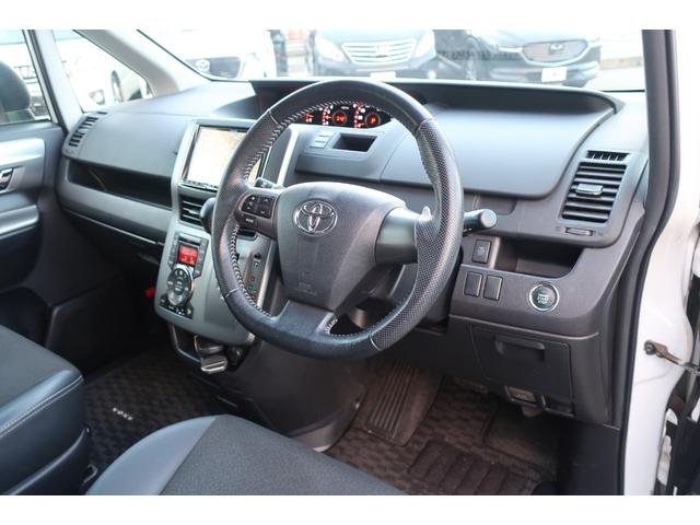 ヴォクシー 　特別仕様車　両側パワスラ　１０．２型後席モニター　ビッグＸ８型ナビ　地デジＴＶ　Ｂｌｕｅｔｏｏｔｈ　バックカメラ　ＤＶＤビデオ　ＥＴＣ　プッシュスタート　スペアキー　リア＆オートエアコン　オートライト（19枚目）