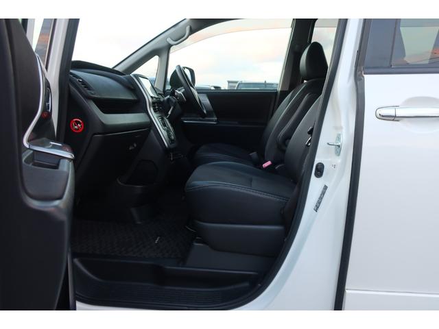 ヴォクシー 　特別仕様車　両側パワスラ　１０．２型後席モニター　ビッグＸ８型ナビ　地デジＴＶ　Ｂｌｕｅｔｏｏｔｈ　バックカメラ　ＤＶＤビデオ　ＥＴＣ　プッシュスタート　スペアキー　リア＆オートエアコン　オートライト（29枚目）