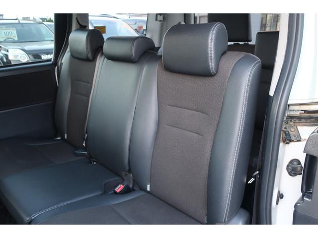ヴォクシー 　特別仕様車　両側パワスラ　１０．２型後席モニター　ビッグＸ８型ナビ　地デジＴＶ　Ｂｌｕｅｔｏｏｔｈ　バックカメラ　ＤＶＤビデオ　ＥＴＣ　プッシュスタート　スペアキー　リア＆オートエアコン　オートライト（35枚目）