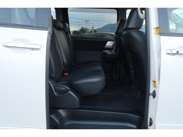 ヴォクシー 　特別仕様車　両側パワスラ　１０．２型後席モニター　ビッグＸ８型ナビ　地デジＴＶ　Ｂｌｕｅｔｏｏｔｈ　バックカメラ　ＤＶＤビデオ　ＥＴＣ　プッシュスタート　スペアキー　リア＆オートエアコン　オートライト（37枚目）