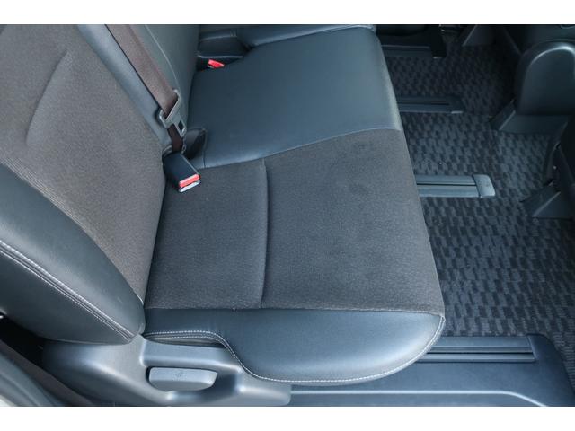 ヴォクシー 　特別仕様車　両側パワスラ　１０．２型後席モニター　ビッグＸ８型ナビ　地デジＴＶ　Ｂｌｕｅｔｏｏｔｈ　バックカメラ　ＤＶＤビデオ　ＥＴＣ　プッシュスタート　スペアキー　リア＆オートエアコン　オートライト（40枚目）