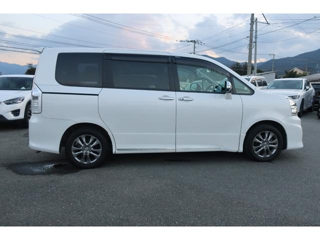 ヴォクシー 　特別仕様車　両側パワスラ　１０．２型後席モニター　ビッグＸ８型ナビ　地デジＴＶ　Ｂｌｕｅｔｏｏｔｈ　バックカメラ　ＤＶＤビデオ　ＥＴＣ　プッシュスタート　スペアキー　リア＆オートエアコン　オートライト（51枚目）