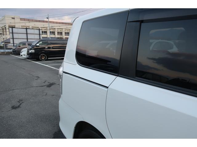 ヴォクシー 　特別仕様車　両側パワスラ　１０．２型後席モニター　ビッグＸ８型ナビ　地デジＴＶ　Ｂｌｕｅｔｏｏｔｈ　バックカメラ　ＤＶＤビデオ　ＥＴＣ　プッシュスタート　スペアキー　リア＆オートエアコン　オートライト（57枚目）