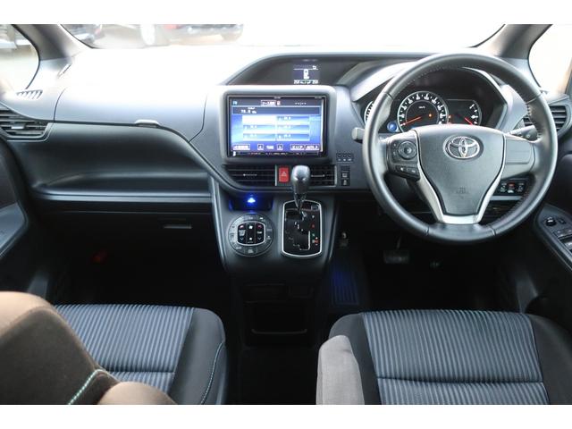 ヴォクシー ＺＳ　両側パワスラ　後席モニター　地デジＴＶ　Ｂｌｕｅｔｏｏｔｈ　バックカメラ　ＤＶＤビデオ　ＥＴＣ　ステアリングスイッチ　リア＆オートエアコン　オートライト　フロントフォグ　スマートキー（9枚目）