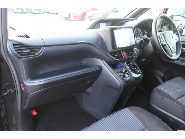 ヴォクシー ＺＳ　両側パワスラ　後席モニター　地デジＴＶ　Ｂｌｕｅｔｏｏｔｈ　バックカメラ　ＤＶＤビデオ　ＥＴＣ　ステアリングスイッチ　リア＆オートエアコン　オートライト　フロントフォグ　スマートキー（28枚目）