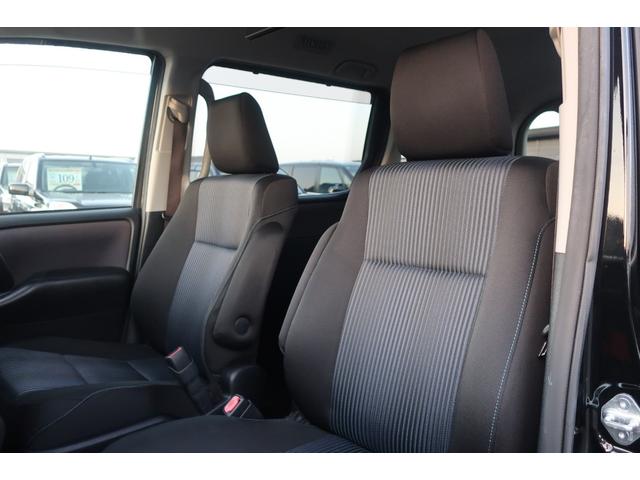 ヴォクシー ＺＳ　両側パワスラ　後席モニター　地デジＴＶ　Ｂｌｕｅｔｏｏｔｈ　バックカメラ　ＤＶＤビデオ　ＥＴＣ　ステアリングスイッチ　リア＆オートエアコン　オートライト　フロントフォグ　スマートキー（29枚目）