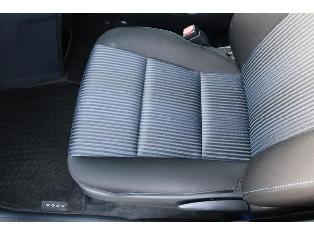 ヴォクシー ＺＳ　両側パワスラ　後席モニター　地デジＴＶ　Ｂｌｕｅｔｏｏｔｈ　バックカメラ　ＤＶＤビデオ　ＥＴＣ　ステアリングスイッチ　リア＆オートエアコン　オートライト　フロントフォグ　スマートキー（30枚目）